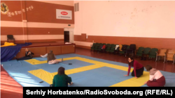 Активисты работают в спортзале школы в Краматорске