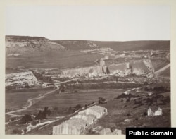 Ця фотографія була зроблена в кінці 1800-х років під тим же кутом, що і ескіз Дюбуа