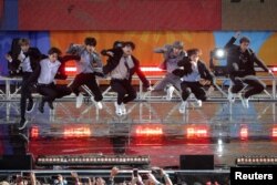 K-pop bend BTS nastupa na show programu ABC-ja "Good Morning America" u Central parku u New Yorku, 15. maj 2019.