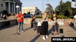 Гурт "Belarusian_truestory" сьпявае на вуліцах Варшавы