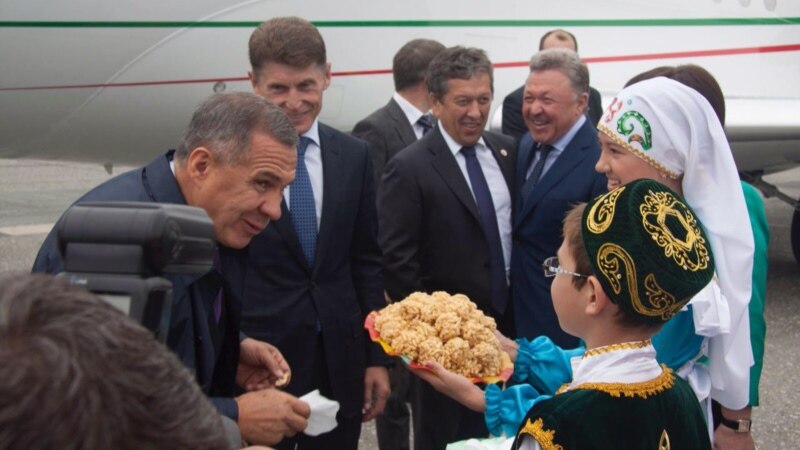 Президент Татарстана снова полетел в отпуск и не захотел отвечать на вопросы 