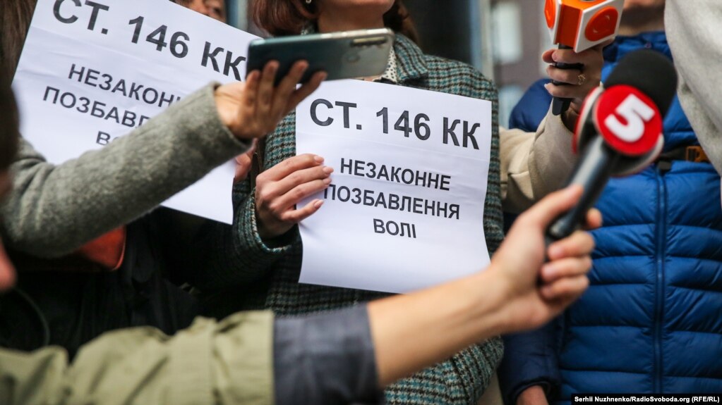 Újságírók tiltakoznak az Ukrekszimbank épületénél Kijevben 2021. október 6-án