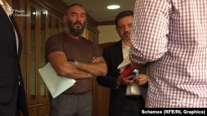 Биік өкшелі аяқ киімдегі әйелді алдаған видео Сексуалдық көлік порно