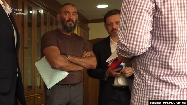 Ігор Тельбізов та Євген Мецгер під час нападу на знімальну групу «Схем» у державному «Укрексімбанку». 2021 рік