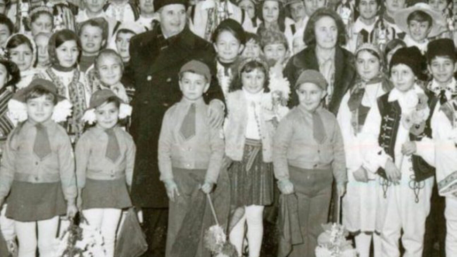 Un grup de copiii alături de cuplul Nicolae și Elena Ceaușescu, cei care au condus România timp de un sfert de veac.