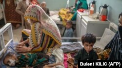 تعدادی از اطفال که به دلیل ابتلا به سوء تغذیه در یکی از شفاخانه های کابل بستری اند 
