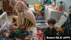 اطفال داخل بستر در یکی از شفاخانه های کابل 
