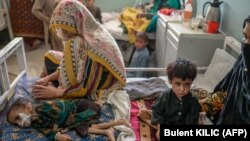 آرشیف- شماری از کودکان مصاب به سوء تغذیه که برای تداوی به شفاخانه میرویس قندهار تحت درمان قرار دارند