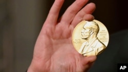 Нобелевська премія з економіки не передбачена заповітом Альфреда Нобеля. Вона була заснована Центральним банком Швеції в 1968 році