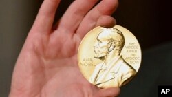 Нобеловата награда се состои од златен медал, диплома и чек од околу милион евра.