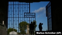 Diákok az egykori sachsenhauseni náci haláltábor kapujánál 2021. október 6-án 