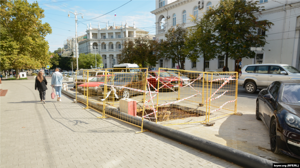 Земляні роботи біля готелю &laquo;Севастополь&raquo; на проспекті Нахімова