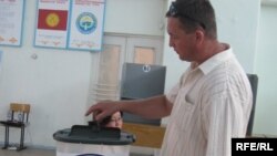 Житель Бишкека голосует. Кыргызстан. 27 июня 2010.