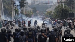 Polițiștii urmăresc demonstranții în timpul unei manifestații împotriva corupției și a deciziei guvernului de a bloca mai multe platforme de socializare, în Kathmandu, Nepal, 8 septembrie 2025. 