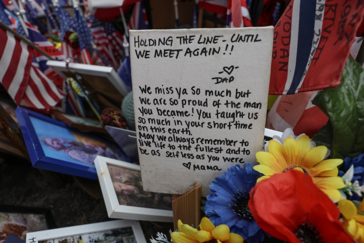 Серед них – громадяни США, які залишили звичне життя, щоб захищати Україну. Одні були ветеранами американської армії, інші не мали бойового досвіду, але вважали, що не можуть залишатися осторонь війни, яка загрожує демократичним цінностям.<br><br>За даними<a href="https://warmuseum.kyiv.ua/" class="wsw__a"> Національного музею історії України у Другій світовій війні</a>, який документує загиблих іноземних добровольців, станом на вересень 2025 року під час захисту України загинули щонайменше 92 громадянина США