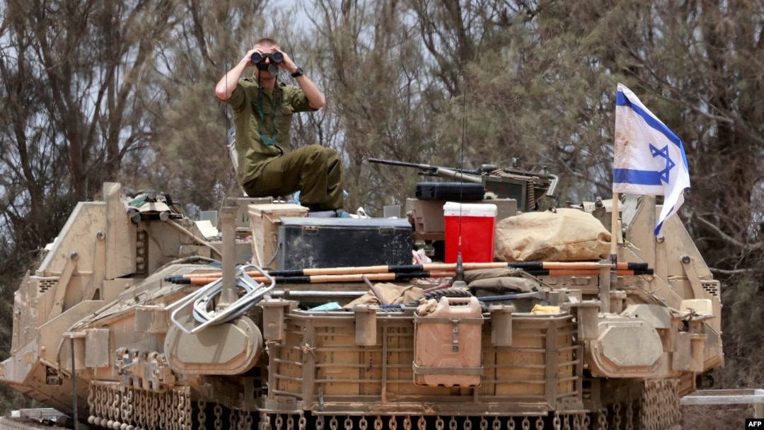 Un soldat israelian supraveghează o zonă din apropierea graniței sudice a Israelului cu Fâșia Gaza. 28 mai 2024.