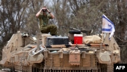 Un soldat israelian supraveghează o zonă din apropierea graniței sudice a Israelului cu Fâșia Gaza. 28 mai 2024.