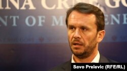 "Tražim da se u najkraćem roku sazove sjednica Odbora i donese odluka o kontrolnom saslušanju u roku hitno, kako ne bi nastupile nenadoknadivo štetne posljedice", naveo je Raško Konjević iz SDP-a u inicijativi upućenoj Skupštini.