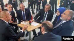 ფოტოზე: ილჰამ ალიევი, რეჯეფ ტაიპ ერდოანია და ნიკოლ ფაშინიანი თავიანთი ხელისუფლების წარმომადგენლებთან ერთად