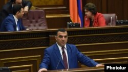 Armenia - Labor and Social Affairs Minister Artem Asatrian speaks during parliament debates in Yerevan on the Armenian government's controversial pension reform, 10May2016.