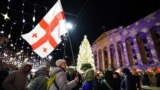 Manifestanți anti-guvernamentali, în fața clădirii parlamentului din Tbilisi. 17 decembrie 2024. 