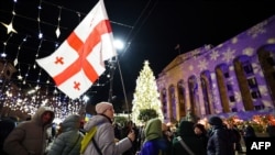 Manifestanți anti-guvernamentali, în fața clădirii parlamentului din Tbilisi. 17 decembrie 2024. 