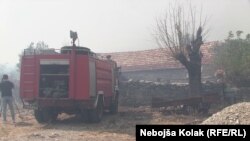 Vatrogasno vozilo gasi požar u blizini Bileće, Bosna i Hercegovina, 11. august 2021.