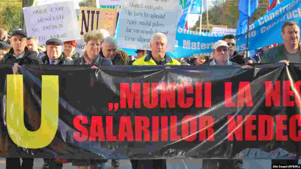 Marsul sindicalistilor inaintand spre piata Marii Adunari Nationale.