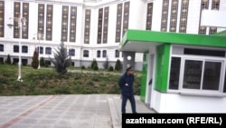 Aşgabat, postda duran polisiýa ofiseri.