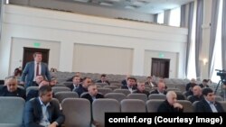 Вопрос о совместителях поднял на сессии парламента депутат Давид Санакоев (слева)