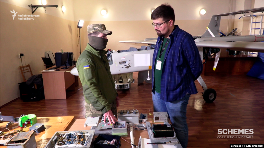 An officer of Ukrainian military intelligence (left) tells Schemes journalist Kyrylo Ovsyaniy about the details installed on the Iranian Mohajer-6 drone.