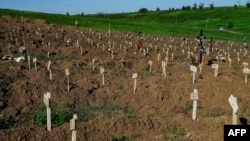 Новые могилы на кладбище в Мариуполе. Июнь 2022 года