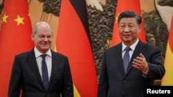 German Chancellor Olaf Scholz (left) meets Chinese President Xi Jinping in Beijing on November 4.