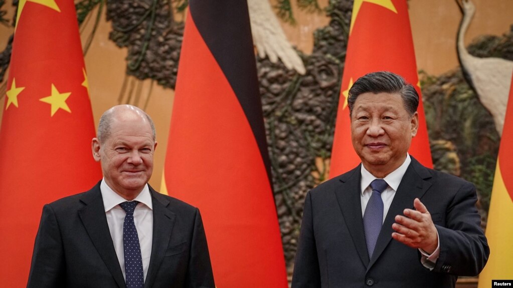 Nemački kancelar Olaf Šolc i kineski predsednik Si Đinping u Pekingu, 4. novembra 2022. Nedelju dana kasnije, Berlin je blokirao investicije kineskih kompanija u nemačke proizvođače poluprovodnika.