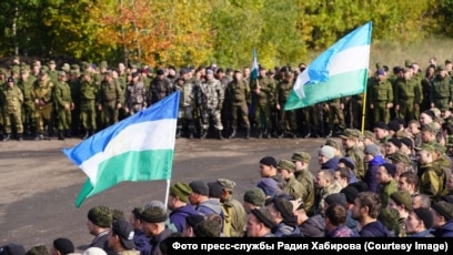 Дачада апаммен бірге қарап отырмын