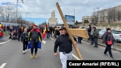 Učesnici protesta koji su organizovale pristalice Kalina Đorđeskua ispred parlamenta 10. januara 2025.