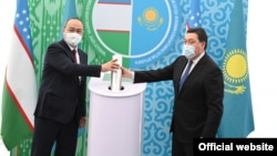 Uzbek Prime Minister Abdulla Aripov (left) and Kazakh Prime Minister Asqar Mamin at the groundbreaking ceremony on April 10