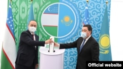 Премьер-министр Узбекистана Абдулла Арипов (слева) и премьер-министр Казахстана Аскар Мамин.
