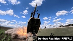 M142 HIMARS 147-ї артбригади ДШВ ЗСУ пускає ракету по позиції російської артилерії