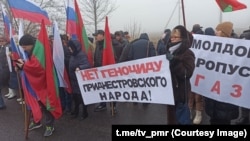 Protestatarii au venit cu pancarte cu inscripții în limba rusă, precum și cu drapele ale Rusiei și ale regiunii separatiste.