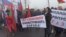 Protestatarii au venit cu pancarte cu inscripții în limba rusă, precum și cu drapele ale Rusiei și ale regiunii separatiste.