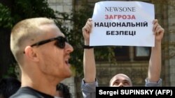 Під час акції під Національної радою телебачення та радіомовлення, Київ, 9 липня 2019 року