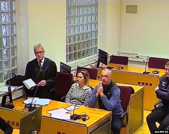 Bezrukavji, krajnje desno, pred Sudom BiH, 5. decembar.