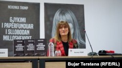 Nevenka Tromp na promociji njene knjige o suđenju Slobodanu Miloševiću, Priština, Kosovo