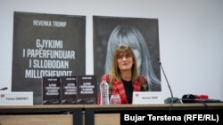 Nevenka Tromp në promovimin e librit të saj për gjykimin e Sllobodan Millosheviqit, Prishtinë, Kosovë.