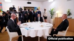 Справа налево: президент Азербайджана Ильхам Алиев, премьер-министр Армении Никол Пашинян и председатель Европейского совета Шарль Мишель. Брюссель, 14 декабря 2020 года