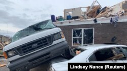 Oštećena vozila u gradu Bowling Green nakon tornada koji je pogodio Sjedinjene Američke Države, 11. decembar 2021.