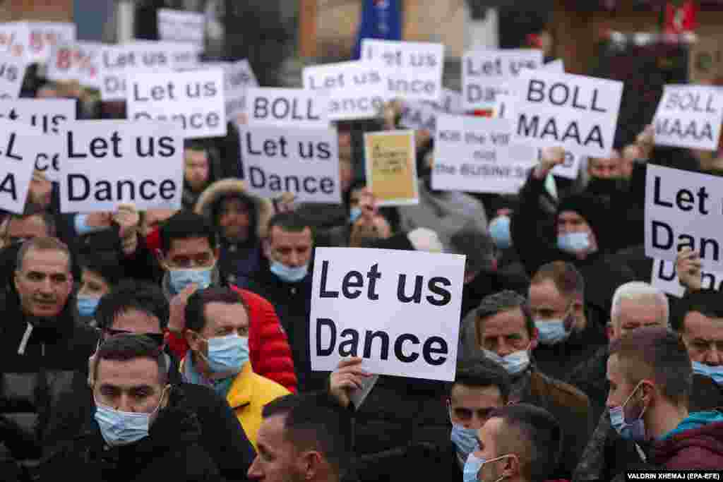 A koszovói Pristinában a vendéglátósok tüntettek a járványügyi korlátozások miatt december 15-én