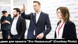 Lilia Chanysheva (right) appears at an event with Aleksei Navalny (center) in Ufa. (file photo)