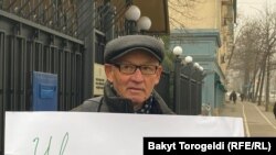 Активист Ондуруш Токтонасыров перед российским посольством. Бишкек, 7 октября 2022 года